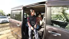 Warga mengungsi di dalam kendaraan mereka setelah dihantam gempa dahsyat di Mashiki, prefektur Kumamoto, 17 April 2016. Sekitar 10 ribu korban gempa Jepang lebih memilih untuk mengungsi dan tidur di mobil mereka sendiri.  (Kazuhiro NOGI/AFP)