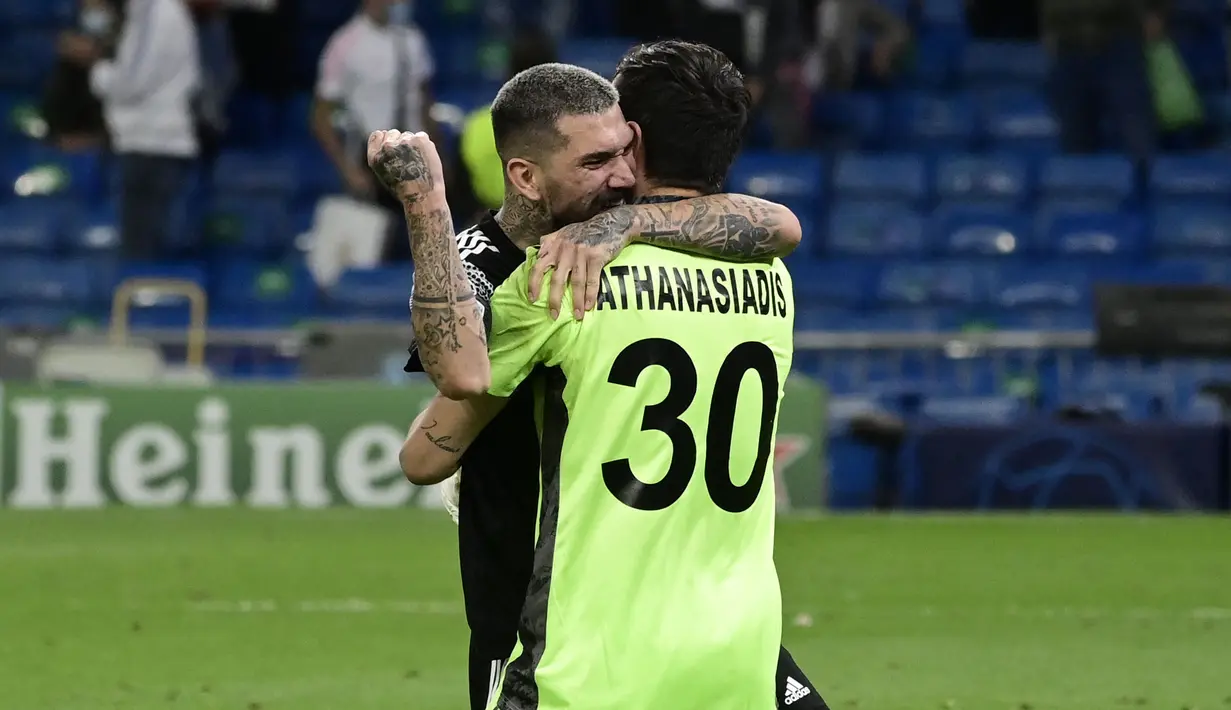 Pemain Sheriff Tiraspol, Dimitrios Kolovos memeluk kiper, Giorgos Athanasiadis saat merayakan kemenangan atas Real Madrid pada matchday kedua Grup D Liga Champions 2021/2022 di Santiago Bernabeu, Madrid, 28 September 2021. (AFP/Javier Soriano)