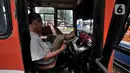 Sianipar (62) tertidur di bangku kemudi saat mengetem di Terminal Blok M, Jakarta, Rabu (13/11/2019). Kakek dua cucu ini mengaku pernah hanya mengantongi uang Rp 20 ribu dari seharian menarik Metromini 69 jurusan Ciledug-Blok M. (merdeka.com/Iqbal Nugroho)