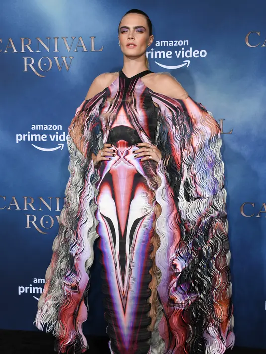 Aktris dan model asal Inggris Cara Delevingne berpose saat menghadiri pemutaran perdana film Amazon Original Series "Carnival Row" Los Angeles di teater Cina TCL di Hollywood (21/8/2019). Cara Delevingne tampil cantik dan memesona dengan gaun multi warna. (AFP Photo/Valerie Macon)