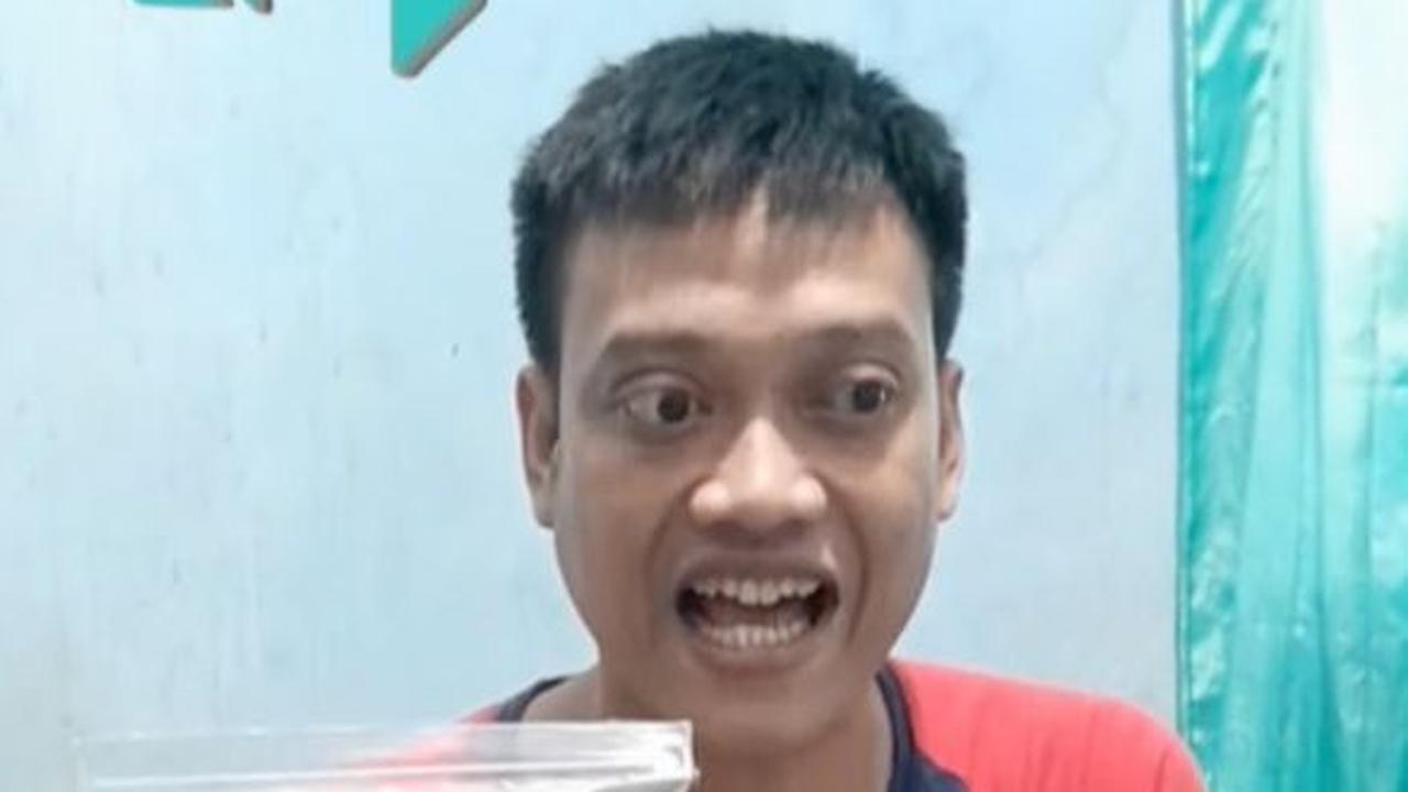 Potret Lama Kurnia Meiga Mantan Kiper Timnas yang Kini Jualan Keripik, Bersyukur Istri Setia Dampingi