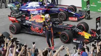 Pembalap Red Bull Honda Max Verstappen merayakan kemenangan F1 GP Brasil. (AP Photo/Silvia Izquierdo)