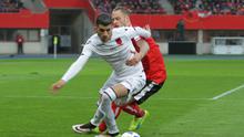 Pemain Timnas Albania, Elseid Hysaj (kiri), mencoba melewati hadangan pemain sayap Austria, Marko Arnautovic dalam laga uji coba yang digelar di Stadion Ernst Happel, Minggu dini hari WIB. (Bola.com/Reza Khomaini)