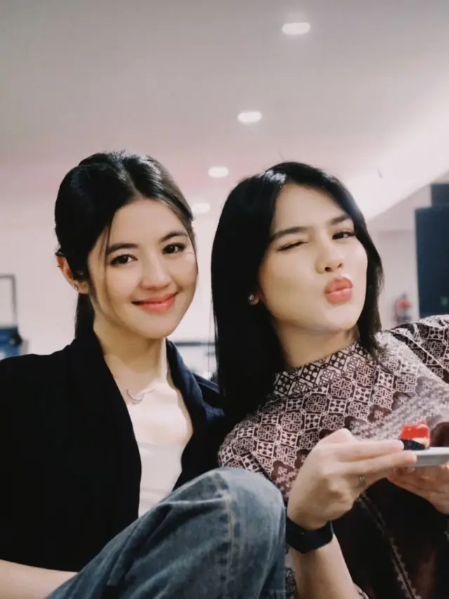 Chemistry Davina Karamoy dan Vonny Felicia di kamera. (credit:tiktok.com/@davinakaramoy)