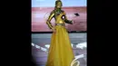 Model saat memeragakan busana berkarakter robot dengan dominan warna emas di I Fashion Festival 2014, Jakarta, Senin (15/12/2014). (Liputan6.com/Panji Diksana)