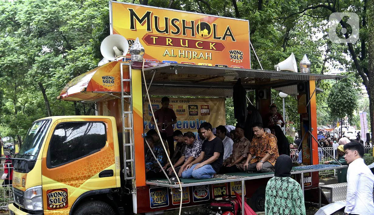 Jamaah melaksanakan ibadah salat di Musala Truck Al-Hijrah di kawasan Universitas Indonesia, Depok, Jawa Barat, Sabtu (1/2/2020). Biasanya modifikasi truck kita lihat sebagai food truck atau toilet namun uniknya truck ini dijadikan tempat beribadah atau musala. (Liputan6.com/Johan Tallo)