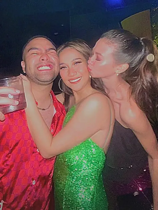 Ia nampak membuat pesta bersama kerabat terdekat dalam balutan gaun cantik [@yukitkt]