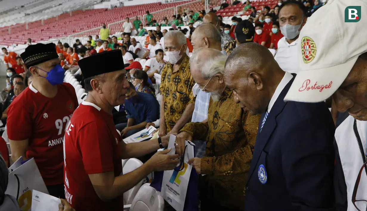 Acara juga dihadiri oleh beberapa legenda Timnas Indonesia yang telah mengharumkan nama Indonesia. PSSI bersilaturahmi dengan mereka agar tak melupakan jasa-jasa yang telah ditorehkan. (Bola.com/M Iqbal Ichsan)