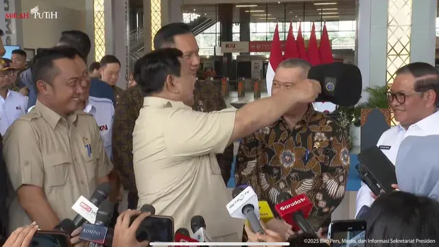 Prabowo Cek Rambut Menhub