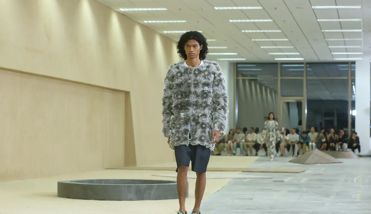 Dari jaket berlapis dan gaun panjang hingga celana denim dan kemeja, setiap potong dirancang untuk dikenakan sehari-hari dengan mudah, sesuai dengan gaya hidup yang dinamis dan mobile.  [Foto: Fimela.com/ Adrian Putra]