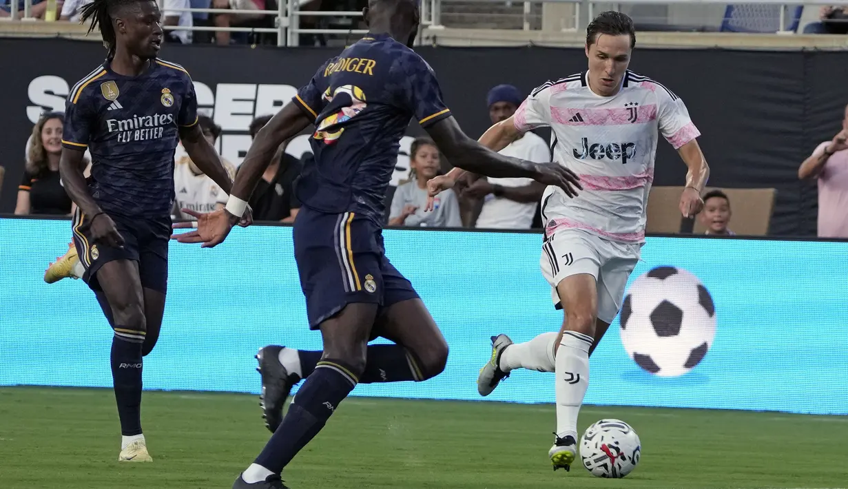 Pemain Juventus, Federico Chiesa (kanan) menggiring bola melewati pemain Real Madrid pada laga uji coba pramusim di Camping World Stadium, Orlando, Florida, Amerika Serikat, Kamis (03/08/2023) WIB. (AP Photo/John Raoux)