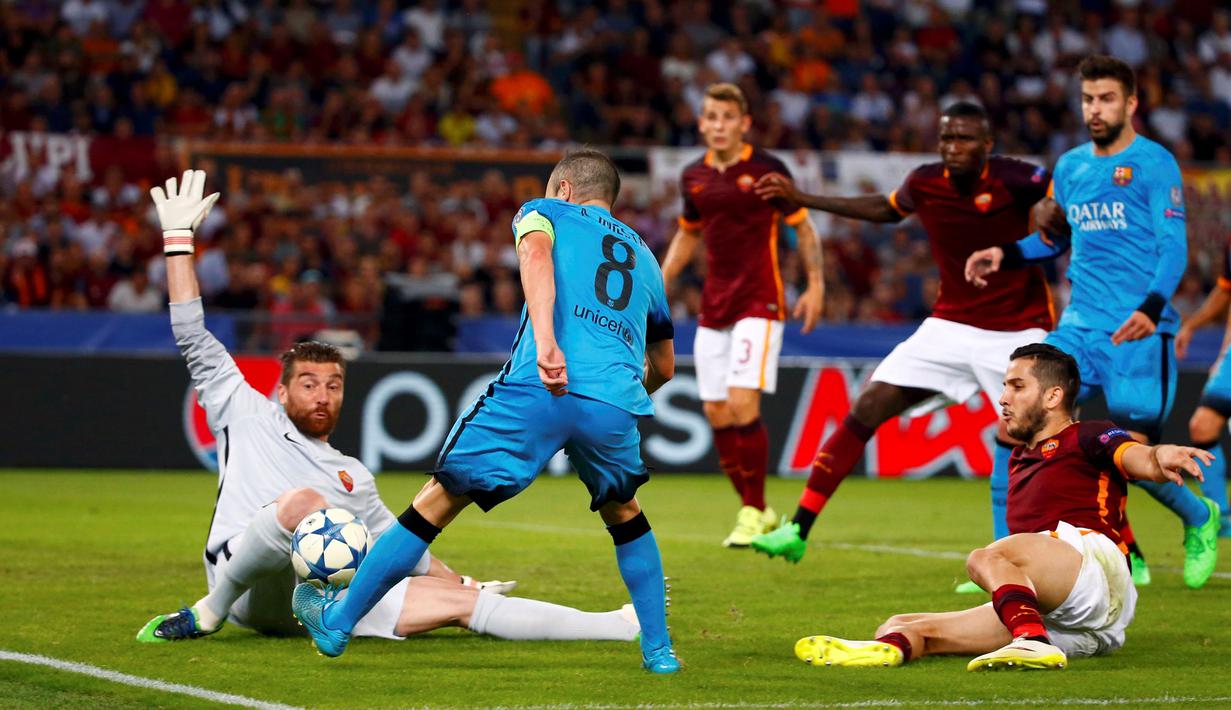 Kemelut di depan gawang AS Roma saat melawan Barcelona dalam laga di Grup E Liga Champions di Stadion Olimpico, Kamis (17/9/2015) dini hari WIB. (Reuters/Tony Gentile)