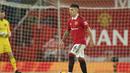 <p>Bek Manchester United, Lisandro Martinez mengontrol bola saat bertanding melawan Bournemouth pada pertandingan lanjutan Liga Inggris di Old Trafford di Manchester, Inggris, Rabu (4/1/2023). Manchester United menang telak atas Bournemouth dengan skor 3-0. (AP Photo/Dave Thompson)</p>