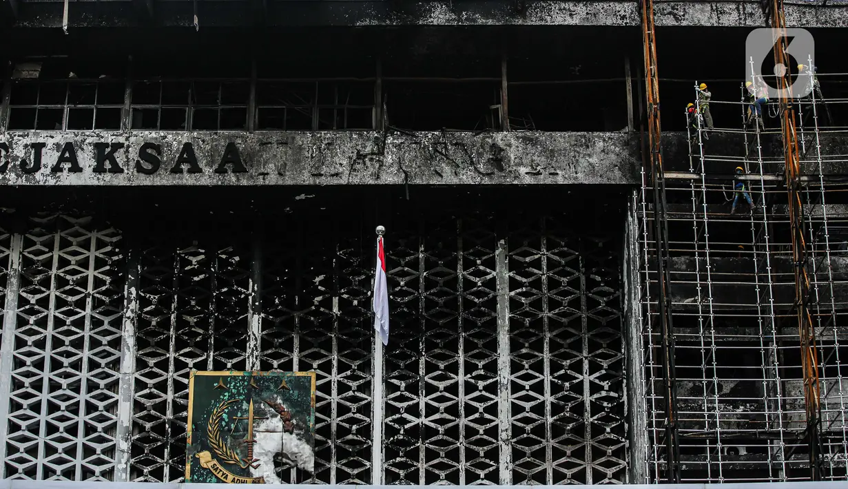 Pekerja memasang 'scaffolding' atau struktur besi untuk melakukan perbaikan Gedung Kejaksaan Agung, Jakarta, yang hangus terbakar, Rabu (7/10/2020).  Kebakaran pada 22 Agustus 2020 lalu mengakibatkan kerusakan berat pada seluruh bangunan Gedung Utama Kejaksaan Agung. (Liputan6.com/Faizal Fanani)