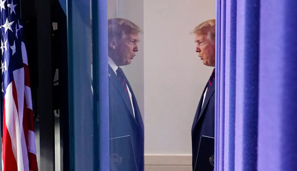 Presiden Amerika Serikat Donald Trump tiba untuk konferensi pers di Gedung Putih, Washington, Amerika Serikat, Selasa (21/7/2020). (AP Photo/Evan Vucci)
