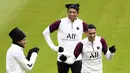 Pemain PSG, Neymar, Kylian Mbappe dan Angel Di Maria tiba mengikuti sesi latihan di di Munich, Jerman (6/4/2021). PSG akan bertanding melawan tuan rumah Bayern Munchen pada leg pertama babak perempat final Liga Champions di Allianz Arena. (AP Photo/Matthias Schrader)