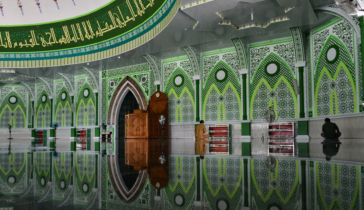 Orang-orang berdoa selama bulan Ramadan di masjid Al Munawarah di Jantho, provinsi Aceh (12/5/2020). Masjid Al Munawarah yang berdiri di pusat Kota Jantho, Kabupaten Aceh Besar dikelilingi oleh perbukitan Bukit Barisan. (AFP/Chaideer Mahyuddin)
