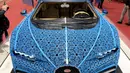 Mobil Bugatti Chiron dari potongan-potongan mainan Lego dihadirkan dalam pameran Paris Motor Show, Selasa (2/10). Dibutuhkan 339 jenis elemen dari Lego Technic dan lebih dari 13 ribu jam kerja untuk pembangunan dan kontruksi. (AFP / ERIC PIERMONT)