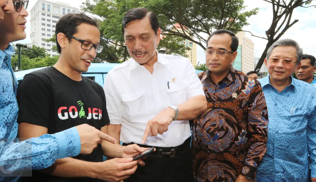 CEO GO-JEK Indonesia Nadiem Makarim, Menko Kemaritiman Luhut Binsar Panjaitan, Menhub Budi Karya Sumadi dan Dirut PT BLue Bird Purnomo Prawiro saat mencoba aplikasi GO-BLUEBIRD di Jakarta, Kamis (30/03). (Liputan6.com/Fery Pradolo)