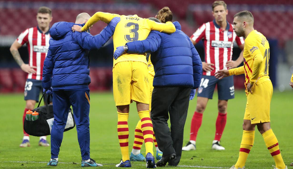 Akibat cedera parah ini, Pique  terancam tak bisa main selama enam hingga delapan bulan. (AP/Bernat Armangue)