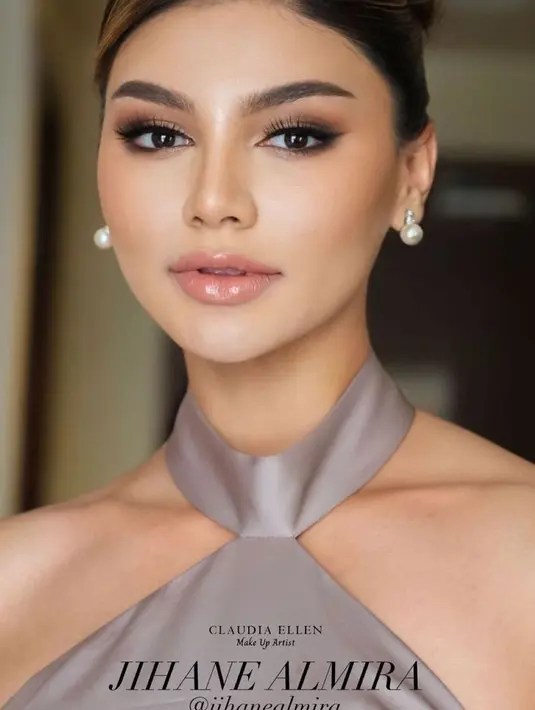 Wajahnya dipoles dengan nuansa soft dari blush on coral serta lipsy uk nude glossy. Dengan riasan mata kecoklatan shimmer. [@claudiaellen.mua]