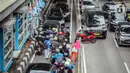 Demi menghindari tilang polisi, puluhan pengendara sepeda motor nekat melawan arah dan masuk ke jalur Transjakarta. (Liputan6.com/Angga Yuniar)