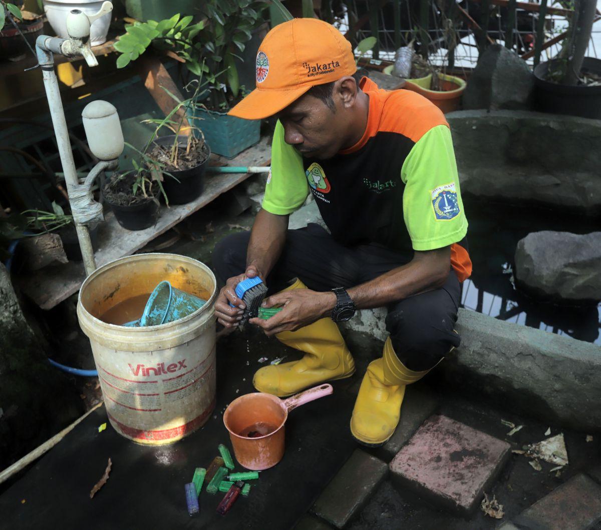 Dengan banyaknya sampah yang ada di sungai menjadi sebuah inspirasi untuk Bang Timan mengolah sampah tersebut.

Korek gas yang ia dapatkan langsung dicuci dengan air dan disekat hingga bersih sebelum menyulapnya jadi mainan.