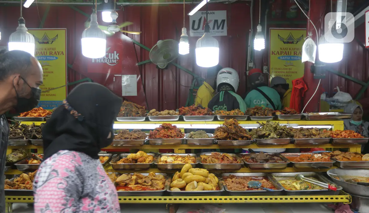Beragam menu makanan khas Sumatera Barat yang dijajakan di kawasan Food Street Kramat, Jakarta, Jumat (30/4/2021). Kawasan yang menjual beragam menu makanan khas Sumatera Barat selalu ramai dikunjungi pecinta kuliner terutama jelang waktu berbuka puasa. (Liputan6.com/Helmi Fithriansyah)