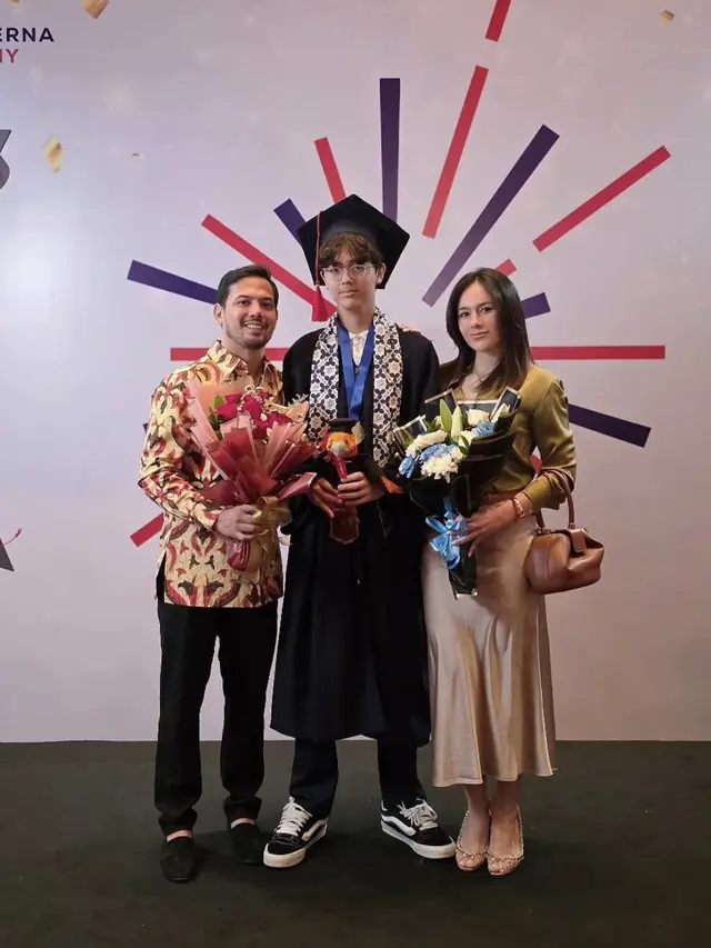 Makeup Wulan Guritno Hadir di Wisuda Putranya. [@wulanguritno]