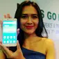 Model pegang Haier Leisure L7 di Jakarta, Rabu (7/6/2017). Liputan6.com/ Yuslianson