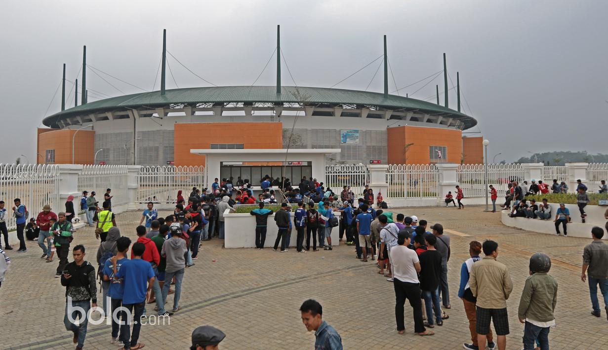 Suporter mulai memenuhi loket pembelian tiket sebelum laga Persib Bandung melawan Semen Padang di Stadion Pakansari, Bogor, Sabtu (11/3/2017). (Bola.com/Nicklas Hanoatubun)