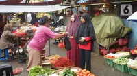 Aktivitas jual beli menggunakan kantong plastik di pasar tradisional di Jakarta, Kamis (9/1/2020). Berdasarkan Pergub Nomor 142 Tahun 2019, para pengelola usaha bisa dikenakan denda mencapai Rp 25 juta apabila melanggar aturan tentang penggunaan kantong plastik. (Liputan6.com/Immanuel Antonius)