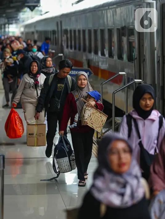 Pada Kamis 2 Januari 2025 terjadi lonjakan jumlah penumpang kereta api jarak jauh yang tiba di Jakarta dan stasiun lain di wilayah Daop 1 Jakarta yang mencapai 43.957 penumpang. (Liputan6.com/Angga Yuniar)