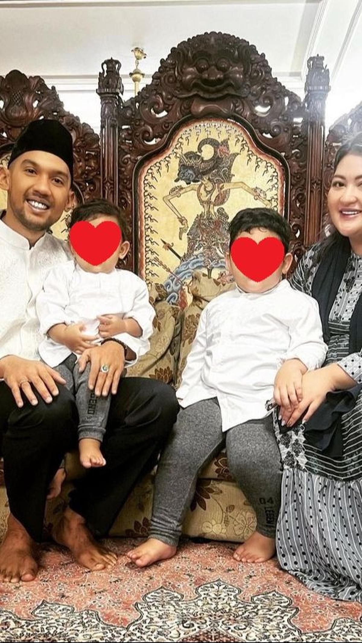 Kini, wanita kelahiran tahun 1993 itu sudah dikaruniai dua anak laki-laki yang menggemaskan.