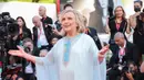 Hillary Clinton berpose untuk fotografer setibanya pada pemutaran perdana film 'White Noise' dan upacara pembukaan Venice Film Festival ke-79 di Venesia, Italia, 31 Agustus 2022. Peremuan berusia 74 tahun ini memilih pakaian yang sesuai dengan suasana akhir musim panas dari acara tersebut. (Photo by Joel C Ryan/Invision/AP)