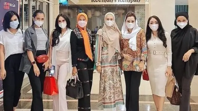 7 Gaya Mulan Jameela Bareng Rekan DPR, Bak Sosialita