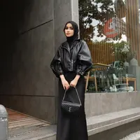 Baju dengan aksen puffy dapat memberikan kesan tubuh lebih berisi. Kamu bisa tiru gaya influencer Fira Assagaf satu ini. (Instagram/sashfir).