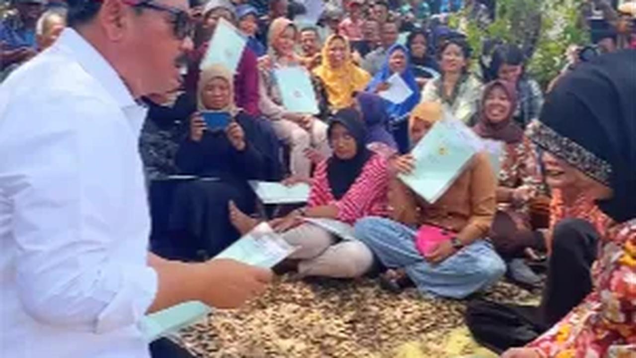 Tak sekedar bertemu dengannya, Hadi Tjahjanto juga sempat unjuk kebolehan menyanyikan lagu jawa bak seorang sinden profesional.