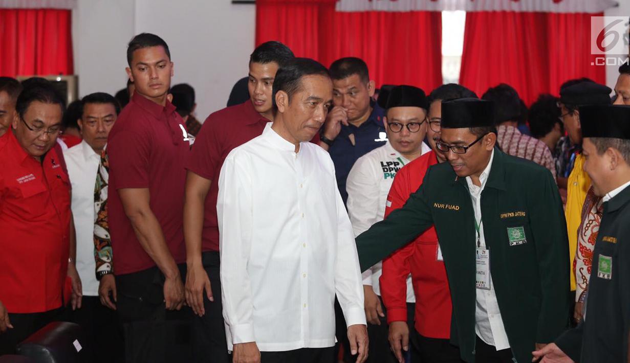 Calon presiden petahana, Joko Widodo tiba untuk menghadiri pelantikan dan konsolidasi tim kampanye daerah Jawa Tengah di Panti Marhaen, Kantor DPD PDIP Semarang, Sabtu (20/10). Jokowi melakukan kunjungan di Semarang selama dua hari. (Liputan6.com/Gholib)