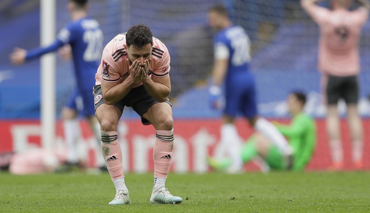 Bek Sheffield United, George Baldock kecewa usai gagal memanfaatkan peluang saat menghadapi Chelsea dalam laga perempatfinal Piala FA 2020/2021 di Stamford Bridge, London, Minggu (21/3/2021). Sheffield United kalah 0-2 dari Chelsea. (AP/Kirsty Wigglesworth)