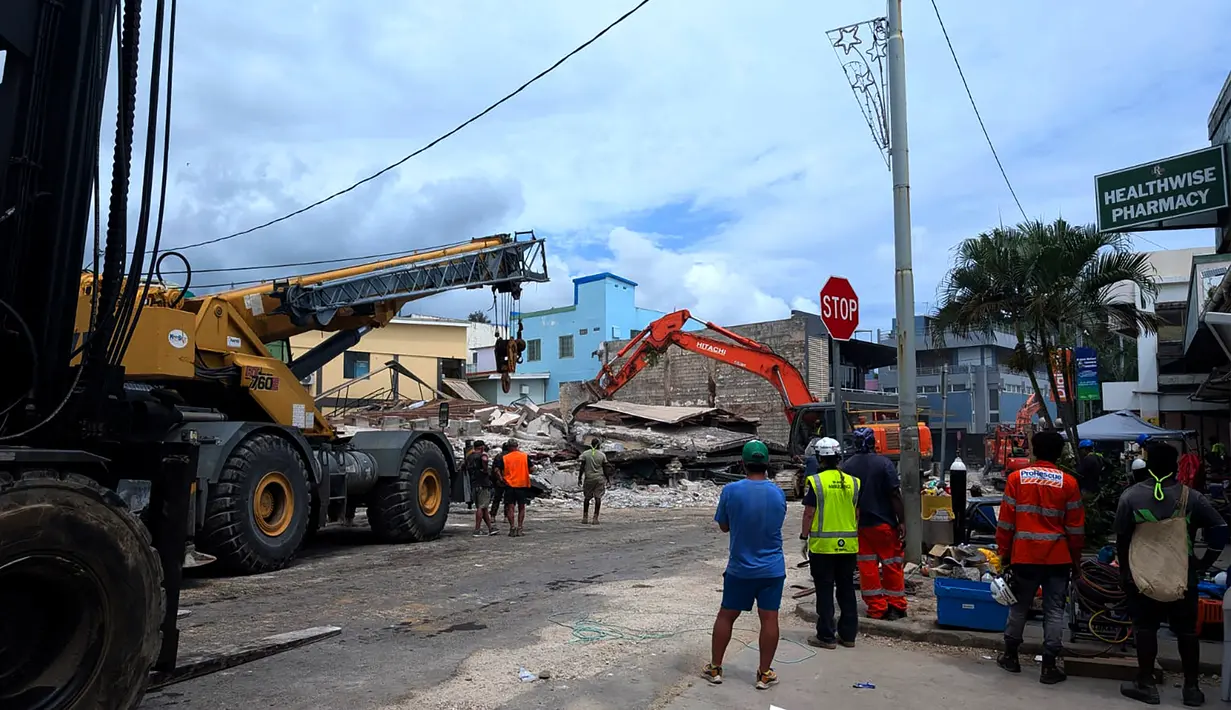 Petugas penyelamat terlihat di lokasi bangunan yang runtuh setelah gempa bumi melanda Port Vila, ibu kota Vanuatu, pada 18 Desember 2024. (Foto oleh STRINGER/AFP)