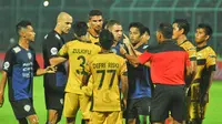 Pemain Arema Cronus, Mossi, memprotes wait yang memberinya kartu merah saat melawan Mitra Kukar dalam semifinal Piala Jenderal Sudirman di Stadion Kanjuruhan, Malang, Minggu (17/1/2016). (Bola.com/Kevin Setiawan)