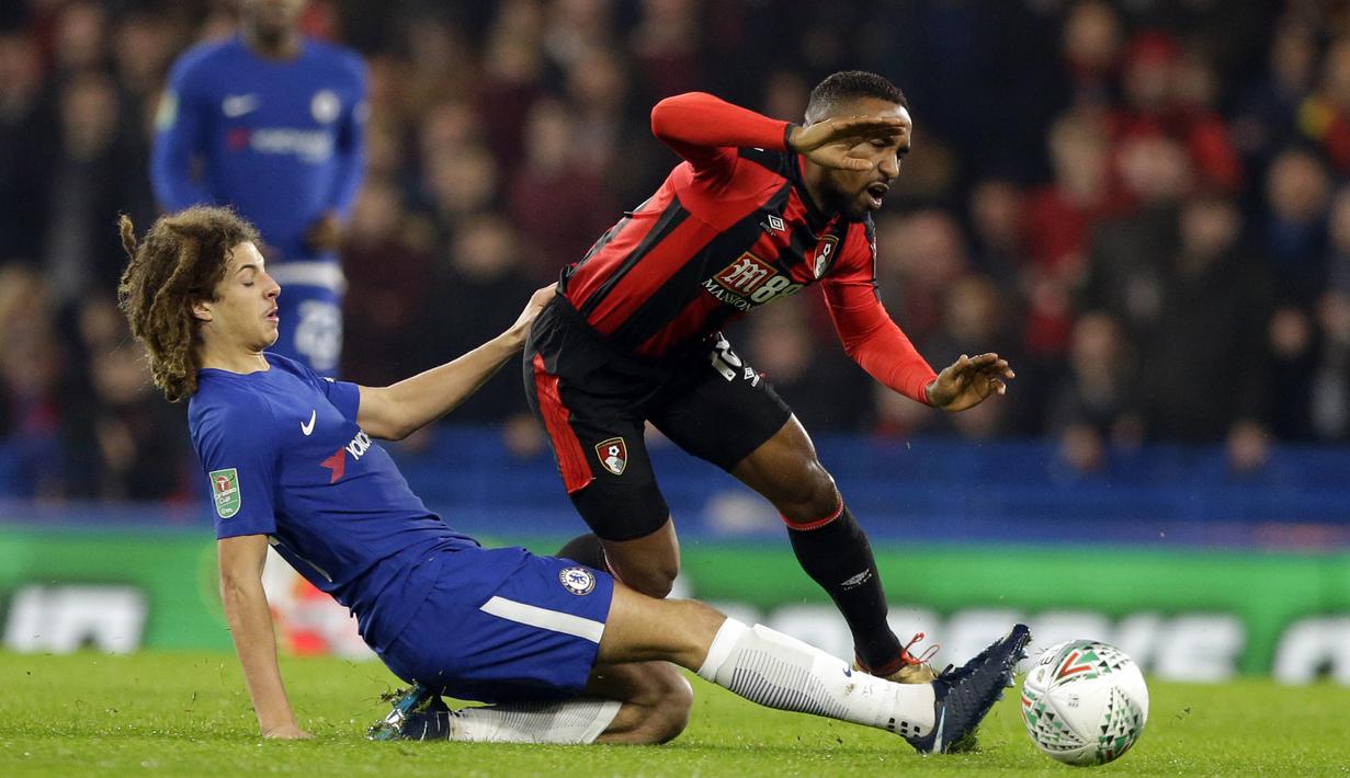 Pemain Chelsea, Ethan Ampadu (kiri) menghalau bola dari kejaran pemain Bournemouth, Jermain Defoe pada laga perempatfinal Piala Liga Inggris di Stamford Bridge stadium, London, (20/12/2017). Chelsea menang 2-1. (AP/Alastair Grant)