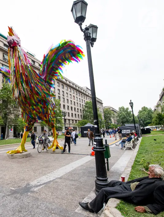 Sebuah ayam jantan raksasa, bagian dari seni instalasi "Hecho en Casa" menghiasi pedestrian kota Santiago, Chile, Senin (29/10). Ayam jantan setinggi empat meter itu dibuat oleh seniman China, Simone Chua dan Renzo Barriga dari Peru. (Martin BERNETTI/AFP)