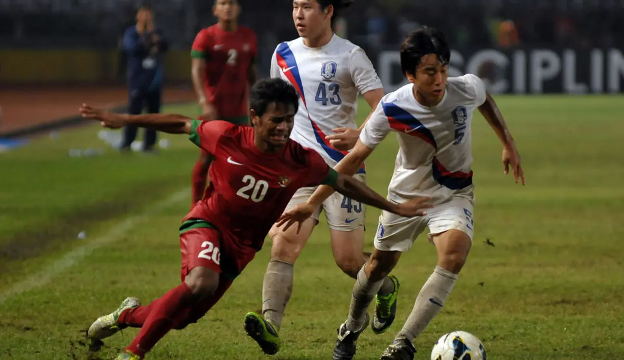 Timnas Indonesia U-19 akhirnya mampu mengukir sejarah setelah berhasil menghempaskan Korea Selatan dengan skor akhir 3-2 di kualifikasi Piala AFC U-19 di Stadion GBK Jakarta, 12 Oktober 2013 lalu. (Liputan6.com/Helmi Fithriansyah)