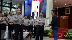 Kapolri Jenderal Tito Karnavian memberi penghargaan kepada Liputan6 pada Rapat Kerja Teknis (Rakernis) di Mabes Polri, Rabu (15/3). Dalam membangun kepercayaan publik terhadap Polri, Tito mengaku peran media massa sangat besar. (Liputan6.com/Johan Tallo) 