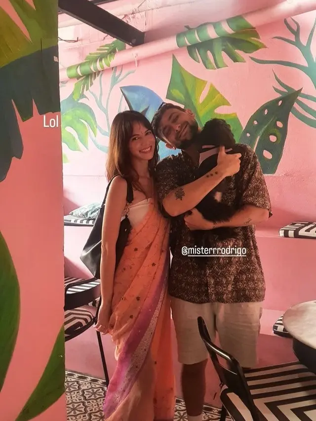 Juria Hartmans Pakai Kain Sari