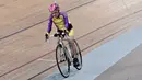 Pesepeda asal Prancis, Robert Marchand (105) mengayuh sepedanya di sebuah velodrom di Saint-Quentin-en-Yvelines, dekat Paris, Rabu (4/1). Marchand berhasil memecahkan rekor bersepeda lebih dari 14 mil (setara 22,5 km) selama satu jam. (PHILIPPE LOPEZ/AFP)