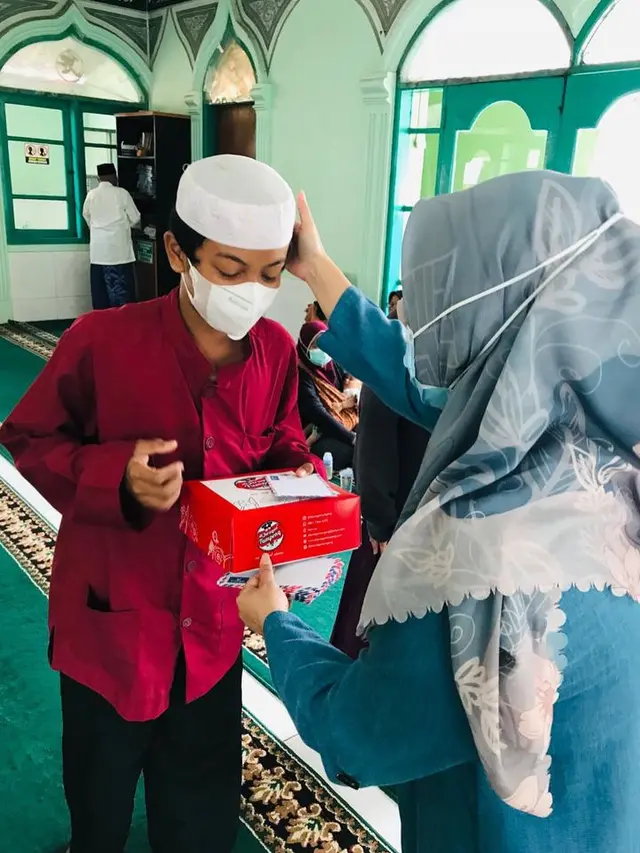 7 Potret Ikke Nurjanah Ziarah Ke Makam Ayah Usai 7 Hari Pamakaman