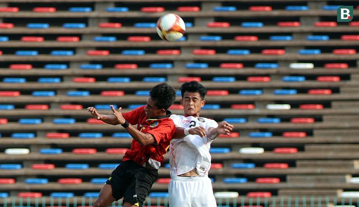 <p>Pemain Timnas Indonesia U-22, Pratama Arhan (kanan), berebut bola dengan pemain Timor Leste pada pertandingan ketiga Grup A SEA Games 2023 yang berlangsung di Olympic Stadium, Phnom Penh, Kamboja, Minggu (7/5/2023). (Bola.com/Abdul Aziz)</p>